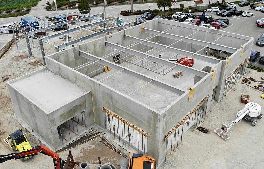 Schauraum und Aufbereitungshalle Autohaus Esthofer Pinsdorf